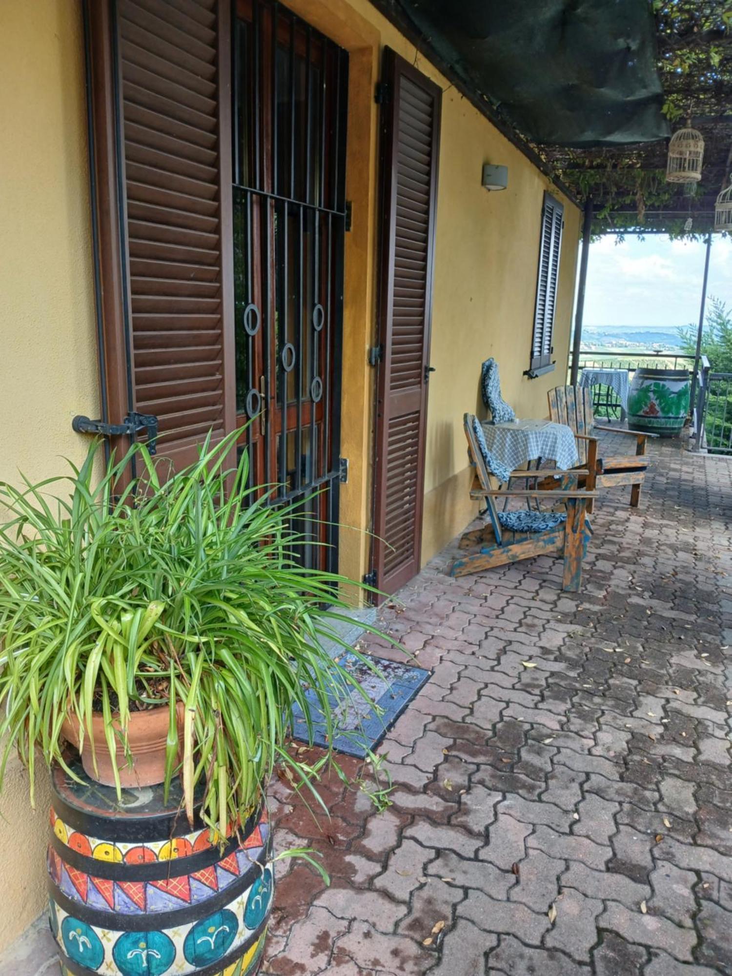 Casa Vacanza Il Colle Del Vento Calosso Zewnętrze zdjęcie